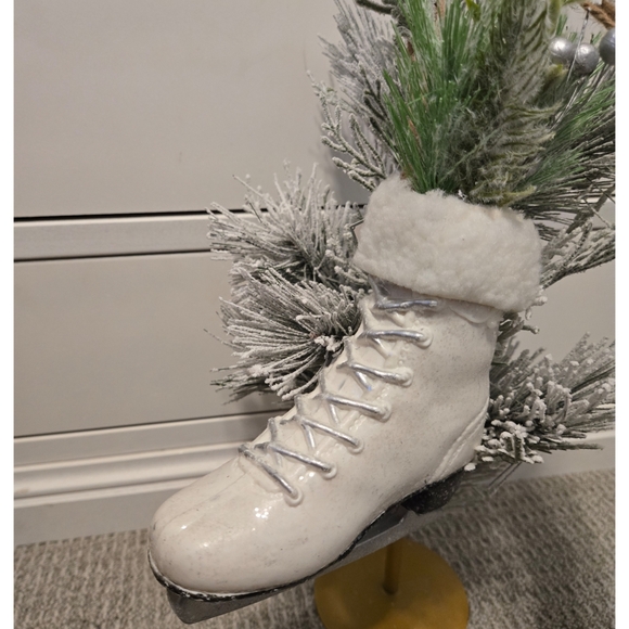 2 WHITE GLISTENING ICE SKATE CHRISTMAS HOLIDAY ORNAMENT W/WHITE FAUX FUR - Picture 5 of 8